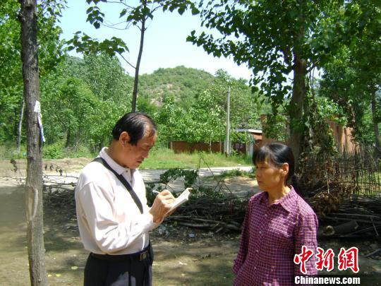 王有震深入深山教学点采访徐云玲老师。 侯伟胜 摄