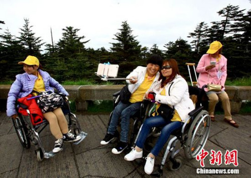 挑战自我，自强不息，勇攀高峰，成功登顶后残友们露出兴奋喜悦的心情！