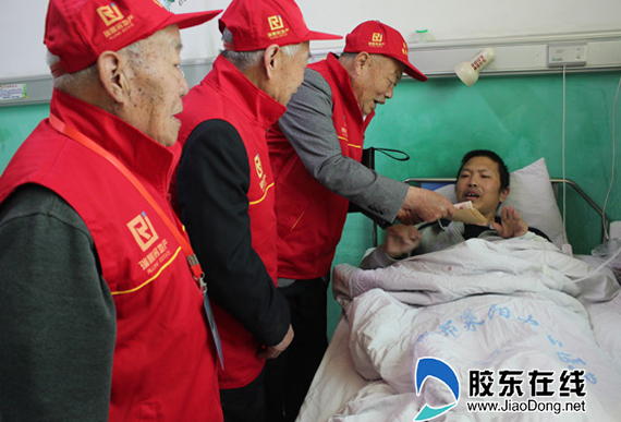 莱阳慈善义工为10户特困家庭发放救助金一万元