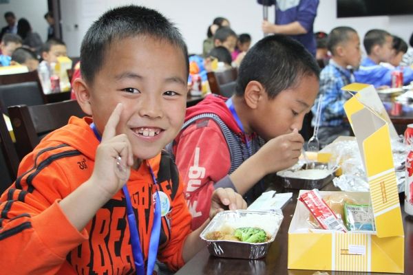图：孩子们开心品尝航空餐食　摄影：朱恺琳