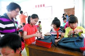 部分家庭为小学生送上新书包。记者 石忠情 摄