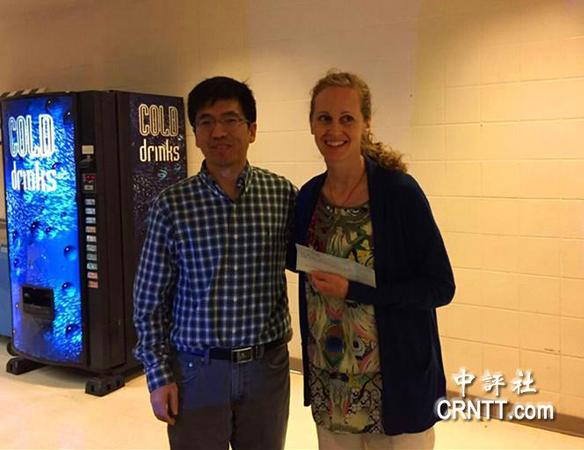 波城校区校长陈卫平将学校捐款支票交给小俊烨的养母 蔡丽华摄