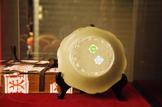 唐代六瓣葵口秘色瓷盘（底部）
