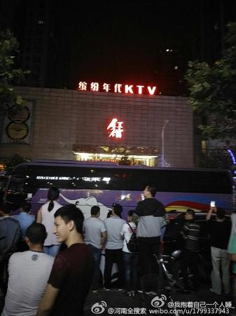 5月19日晚，河南郑州一家KTV场所因严重涉黄违法问题被警方连夜突击查处。据大河报报道，5月19日晚，公安机关经过缜密侦查、布控经营，对郑州市二七区一KTV严重涉黄违法问题进行了突击查处。