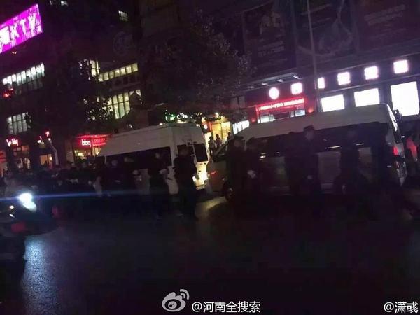 　该报道称，5月19日22时许，郑州警方多警联合，集中行动，对位于二七区人和路与政通路附近，存在严重涉黄违法问题的红馆缤纷年代KTV进行了突击查处。目前，涉案相关人员已被控制，案件正在进一步调查之中。
