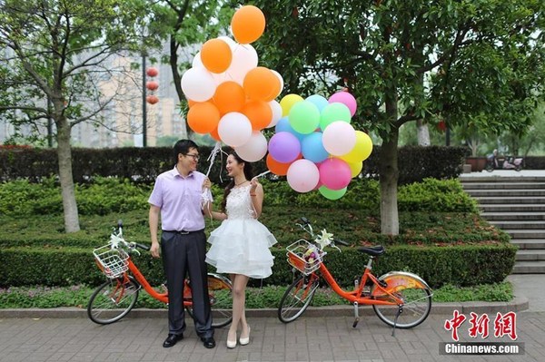 图为骑自行车迎接新娘活动现场。3