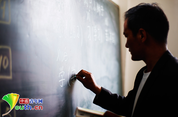 黄三英老师认认真真、一笔一划地在黑板上写下所要教授的内容。他所在的甘肃省舟曲县果耶乡真庄村，位于群山深处。这里距离兰州近十个小时的车程。从2005年起，黄三英继承父业，成为真庄小学代课教师，教村里的孩子说汉语、认汉字。中国青年网记者 张炎良 摄