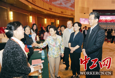 田喜荣等领导向相亲会的红娘团队成员了解情况。 本报记者 戎兵 摄