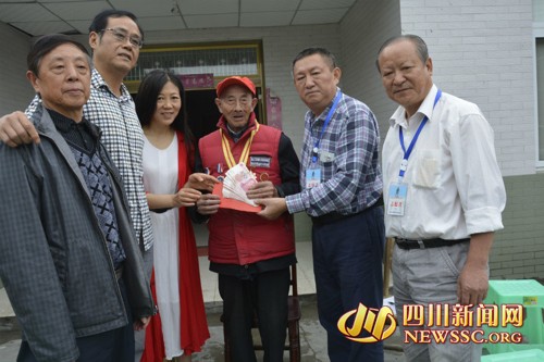 老兵李吉庭十分开心