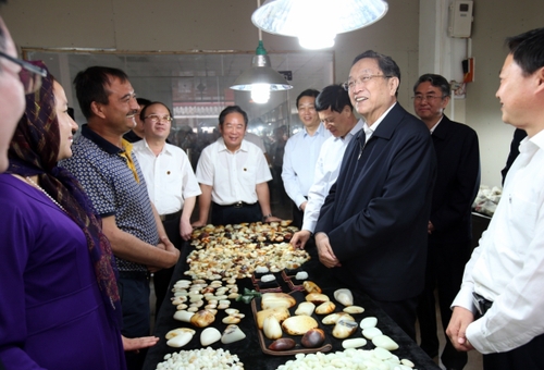 5月22日至24日，中共中央政治局常委、全国政协主席俞正声在河南调研。这是5月22日，俞正声在南阳市镇平县石佛寺镇天下玉源市场详细了解涉疆服务管理情况。
