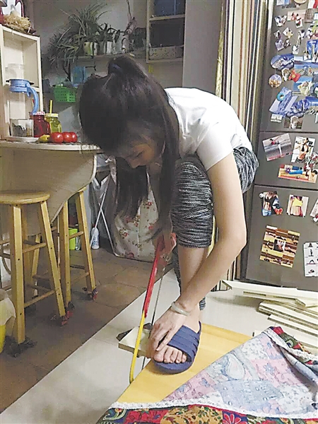 女友在家里锯木头 