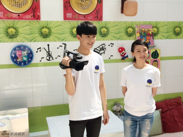 吴磊手握DV