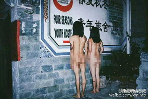 照片中，夜色下两人一丝不挂，并还有夸张的镜头出现，无法直视。