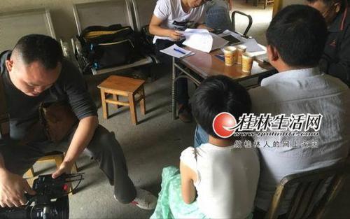 一名女生向记者讲述自己被老师摸的经过。