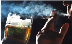 点上一支烟 干掉一杯酒 健康已远走