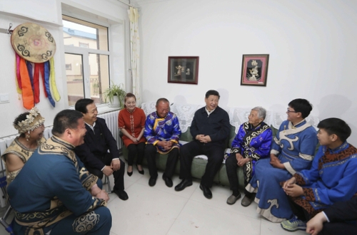 新华社照片，哈尔滨，2016年5月25日
    习近平在黑龙江考察
    5月23日至25日，中共中央总书记、国家主席、中央军委主席习近平在黑龙江考察调研。
    这是5月24日下午，习近平在佳木斯市同江市八岔赫哲族乡八岔村村民尤桂兰（右三）家中看望。
    新华社记者 兰红光 摄