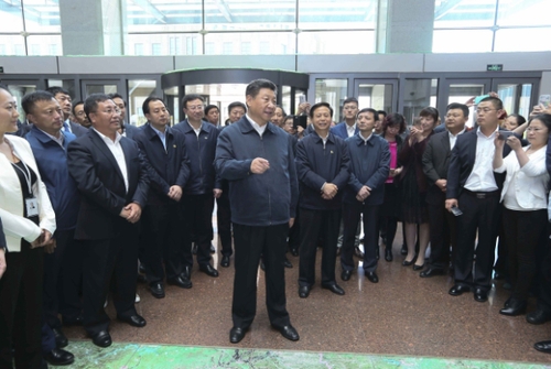 新华社照片，哈尔滨，2016年5月25日
    习近平在黑龙江考察
    5月23日至25日，中共中央总书记、国家主席、中央军委主席习近平在黑龙江考察调研。
    这是5月25日上午，习近平在哈尔滨科技创新创业大厦勉励科技人员多出成果。
    新华社记者 兰红光 摄
