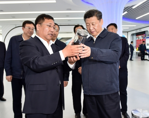 新华社照片，哈尔滨，2016年5月25日
    习近平在黑龙江考察
    5月23日至25日，中共中央总书记、国家主席、中央军委主席习近平在黑龙江考察调研。
    这是5月25日上午，习近平在哈尔滨科技创新创业大厦察看石墨烯高新技术成果展示。
    新华社记者 李涛 摄