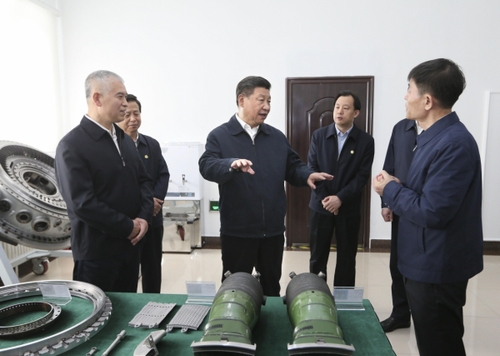 新华社照片，哈尔滨，2016年5月25日
    习近平在黑龙江考察
    5月23日至25日，中共中央总书记、国家主席、中央军委主席习近平在黑龙江考察调研。
    这是5月25日上午，习近平在中国船舶重工集团公司第七〇三研究所了解小型燃气轮机研发情况。
    新华社记者 兰红光 摄