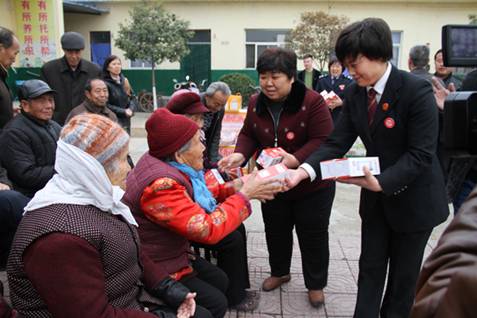 杨春霞带领志愿者看望慰问老人。图片来源：山西文明网