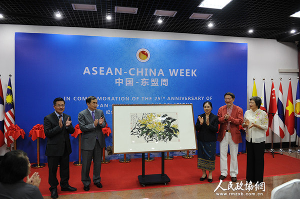赠画现场与老挝大使合影（左起：胡正跃、孔铉佑、万迪、何水法、杨秀萍）_副本