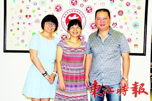 “东平哥”与妻子江凤兰（中）、妹妹黄秀影（左）。
