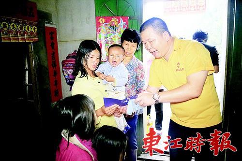 黄元盛探望贫困儿童。