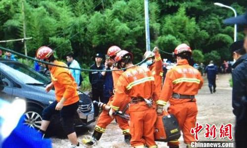 图为建德消防官兵在现场救援。　余炫 摄