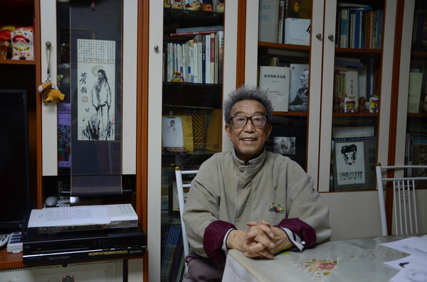 高莽与《苍颉》画作，画中“苍颉”二字为钱锺书先生所写，钱先生试笔时留下的“苍”字字头“艹”被高莽先生画成了草丛上飞舞的昆虫。