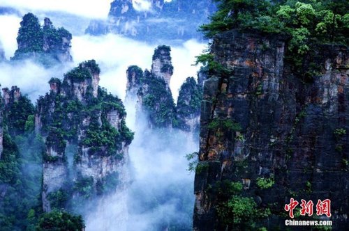 张家界武陵源雨后云海景观。