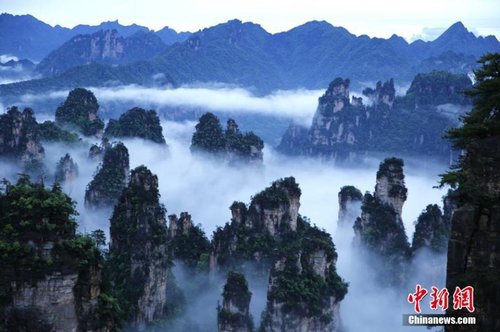飘渺无形的云海穿梭在连绵峰林间，奇美无比。1