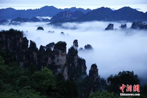 飘渺无形的云海穿梭在连绵峰林间，奇美无比。3