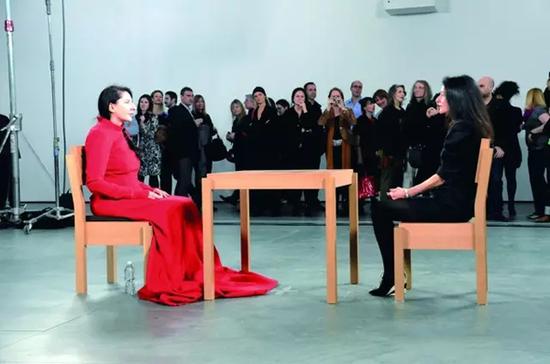 2010 年《艺术家在现场》 时长：736 小时30 分钟纽约MoMA 展厅里，阿布拉莫维奇坐在桌子一端，另一端是自愿坐到对面的观众。64 岁的阿布拉莫维奇接受了1500 多人的对视挑战，莎朗·斯通、Lady Gaga 亦慕名而来。她每天就这样面无表情地坐着。