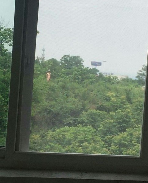 西安一高校女生宿舍外现裸男 听到惊叫还一直笑