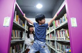 5月30日，湖南省少年儿童图书馆，陶锦红带着8岁的儿子丁丁在这里看书。对丁丁来说，这里就是课堂。与同龄孩子不同，丁丁没有去学校上课，而是“在家上学”，除开上围棋课、钢琴课，丁丁大部分时间都在图书馆里看书。妈妈陶锦红认为，丁丁不需要文凭，但会提醒他对自己负责。对此，长沙市教育部门表示，会上门做思想工作。