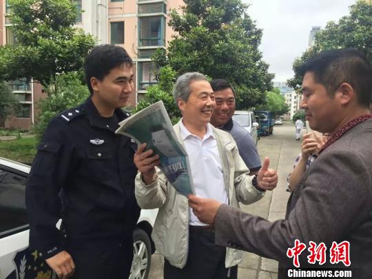 小区居民看到媒体报道后夸柳松领好样的。　孙权 摄