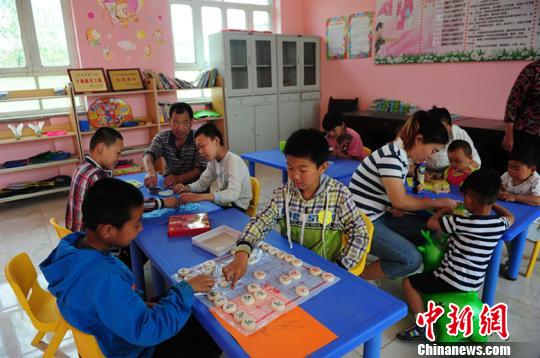 图为孩子们在“儿童之家”玩象棋。　温徐旺 摄