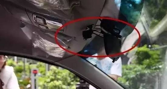 微型摄像头可以拍摄到车内前排位置和后排大部分位置，也可以对司机进行脸部识别。