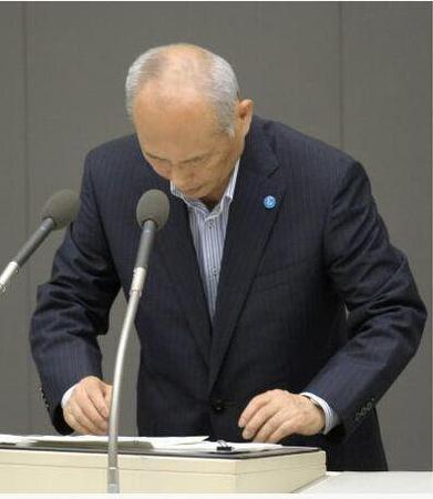 日东京都知事道歉 花2亿公款出游只想一次鞠躬道歉了事