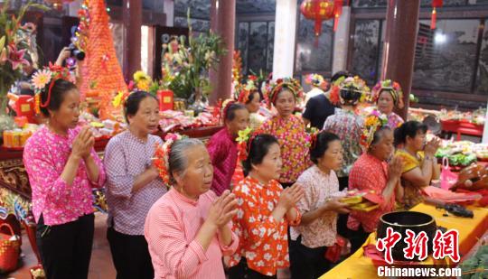 6月2日，福建泉州蟳浦妈祖宫庙——顺济宫重修落成庆典仪式举行，蟳浦村女性集体拜妈祖。　廖静 摄