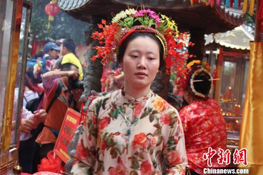 6月2日，福建泉州蟳浦妈祖宫庙——顺济宫重修落成庆典仪式举行，头戴“簪花围”、身着传统服装的蟳浦村女性成为镜头捕捉的焦点。　廖静 摄