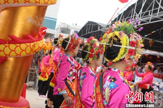 6月2日，福建泉州蟳浦妈祖宫庙——顺济宫重修落成庆典仪式举行，蟳埔女头上戴着鲜花串成的“簪花围”成了“移动的花海”。　廖静 摄