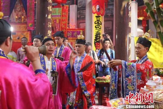 6月2日，福建泉州蟳浦妈祖宫庙——顺济宫重修落成庆典仪式拉来序幕，妈祖祭祀仪式举行。　廖静 摄