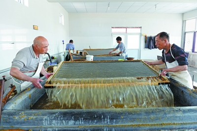 师傅们在抄纸。陈儒摄