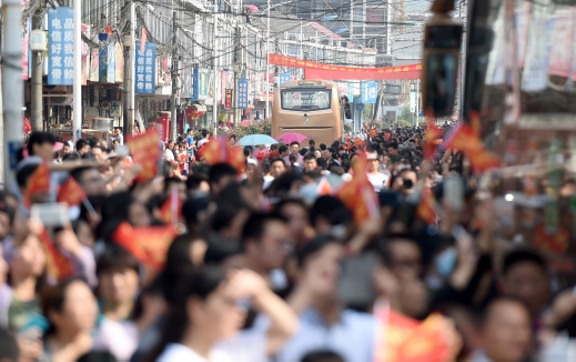 新华社照片，毛坦厂（安徽），2016年6月5日
    毛坦厂送考——学生减少场面依旧
    6月5日，送考车队驶离学校。
    当日，安徽省六安市毛坦厂镇毛坦厂中学（含金安中学）的近千名高三学生从学校分乘19辆大巴，出发前往六安市的高考考点，参加即将到来的全国高考。从各地赶来的学生家长和当地居民几千人在学校门口送别考生，祝福他们取得好成绩。
    毛坦厂中学（含金安中学）每年高考前的送考都是当地一个重要活动。近年来，送考规模逐渐减小，送考学生人数从高峰的万余名减少到近千名，送考大巴也从高峰时期的70辆下降到今年的19辆，但送考场面依旧热闹。
    新华社记者 郭晨摄