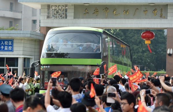 新华社照片，毛坦厂（安徽），2016年6月5日
    毛坦厂送考——学生减少场面依旧
    6月5日，送考车队驶离学校。
    当日，安徽省六安市毛坦厂镇毛坦厂中学（含金安中学）的近千名高三学生从学校分乘19辆大巴，出发前往六安市的高考考点，参加即将到来的全国高考。从各地赶来的学生家长和当地居民几千人在学校门口送别考生，祝福他们取得好成绩。
    毛坦厂中学（含金安中学）每年高考前的送考都是当地一个重要活动。近年来，送考规模逐渐减小，送考学生人数从高峰的万余名减少到近千名，送考大巴也从高峰时期的70辆下降到今年的19辆，但送考场面依旧热闹。
    新华社记者 郭晨摄