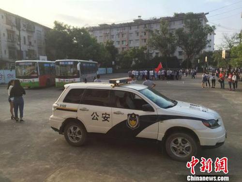 当地交警用警车送王女士。　姚振男　摄
