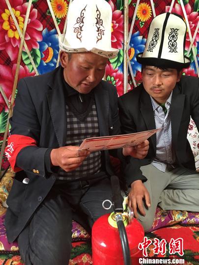 当地哈萨克民众通过马背义务消防队的宣传，改掉了很多陋习，还收获了很多消防知识。　汪渝 摄