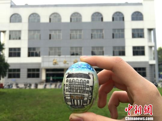 图为满溢书香的敬文图书馆。　董鑫 摄