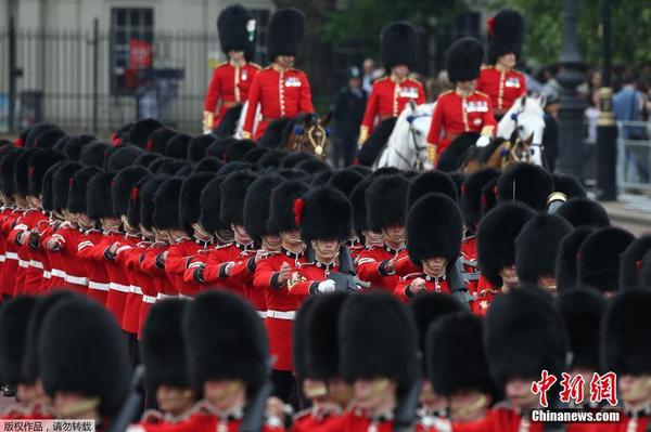 英国女王90大寿庆典 皇家卫兵齐刷刷帅气亮相3